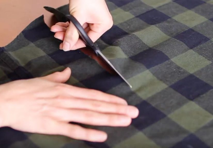 2 Creative Ways to Wrap Wine With a T-Shirt