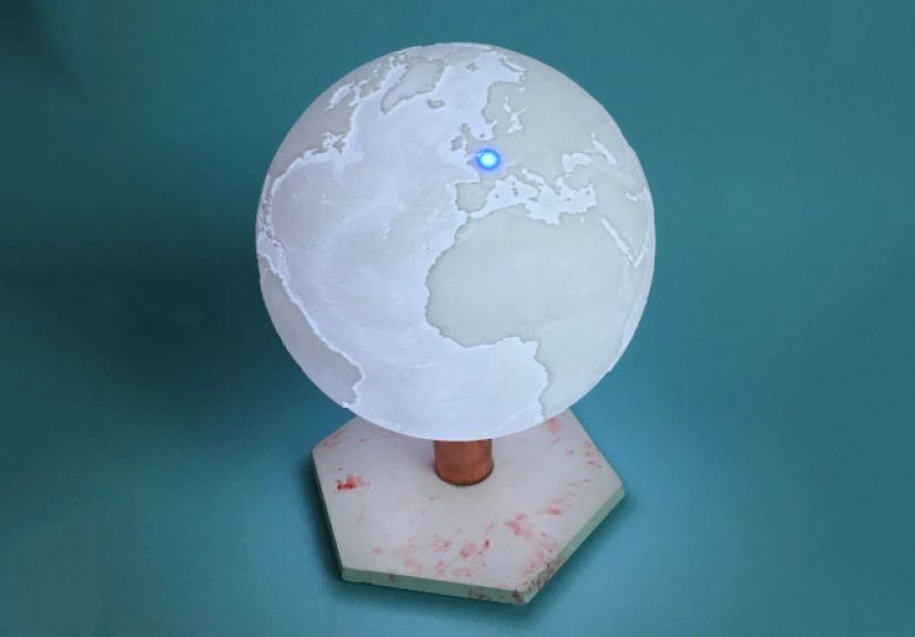 Globe Lamp Tracks The ISS For You