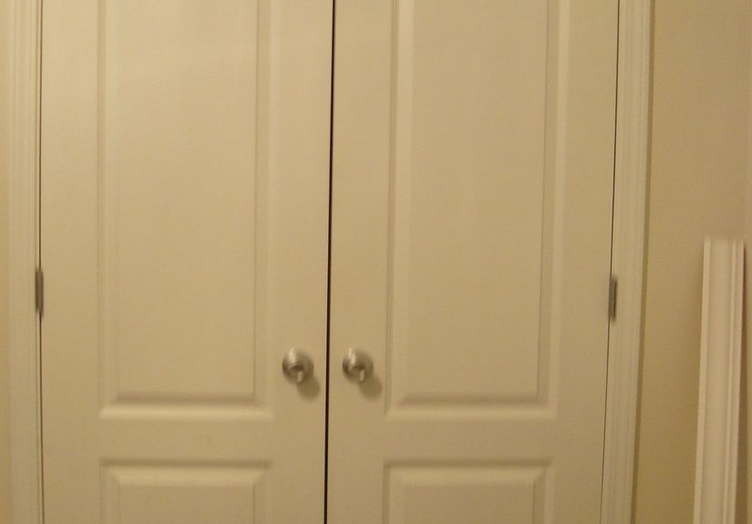 A Dramatic Door Makeover With Fake Wood Grain Stencil
