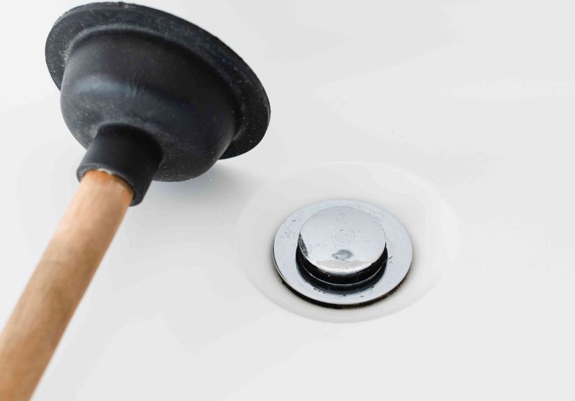 How to Unclog a Bathtub Drain With a Plunger