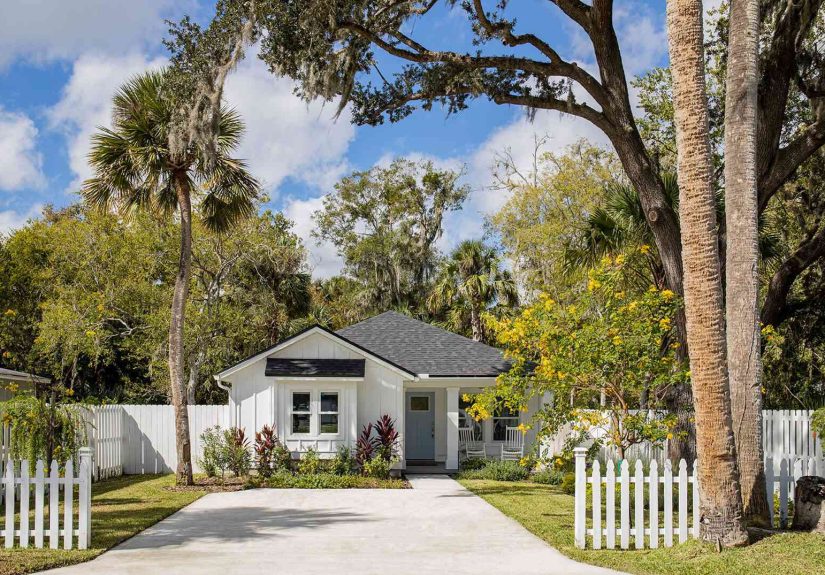 14 Picket Fence Ideas to Create a Timeless Statement